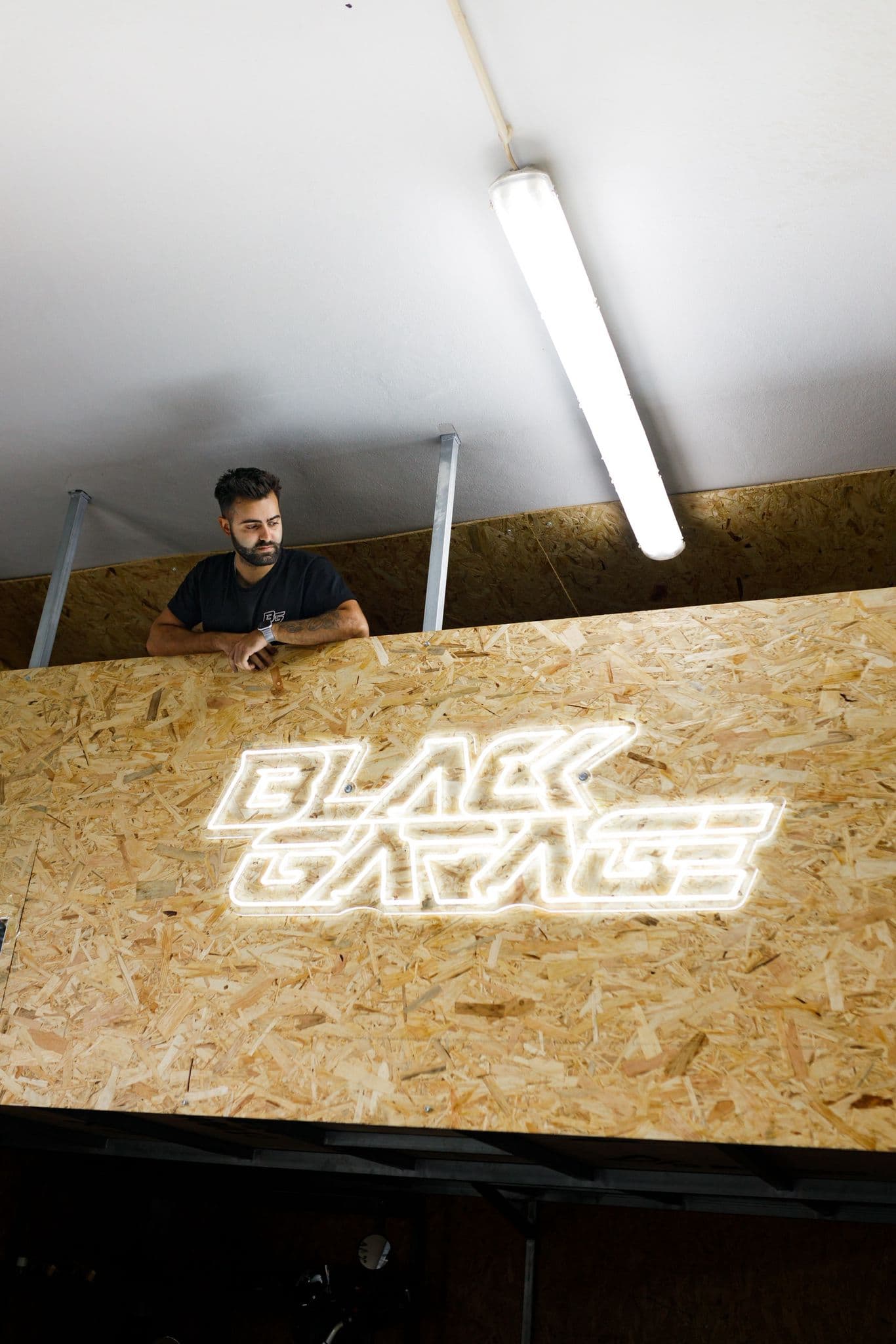 Sinal néon BlackGarage no armazém