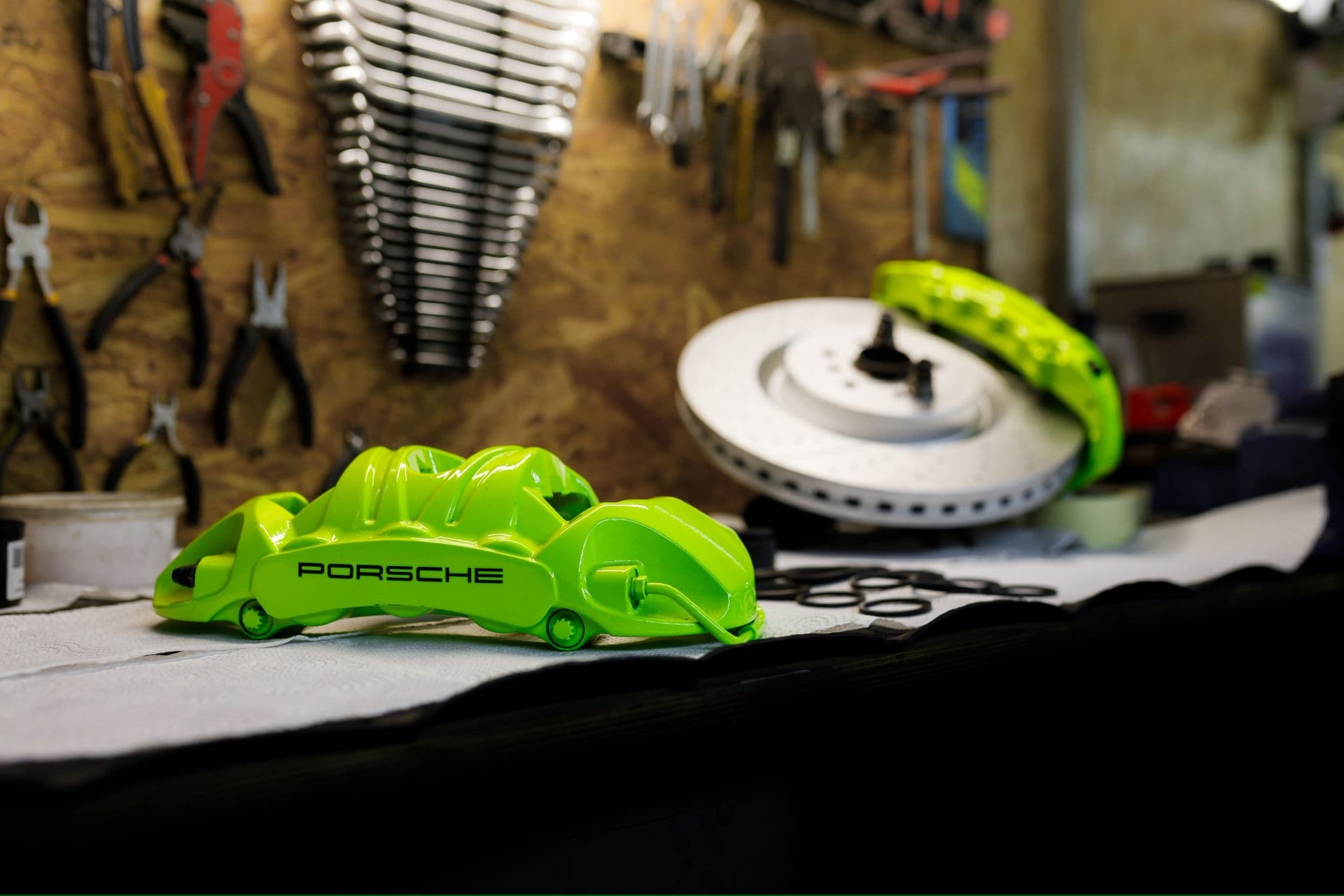 Calipers Porsche pintados de verde e disco de travão